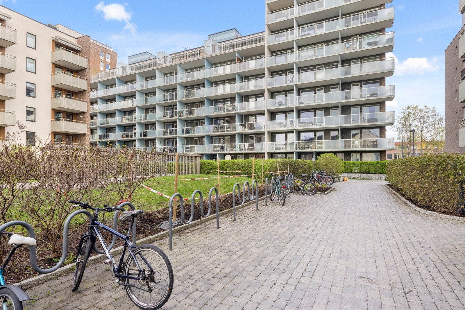 Tomten er fint opparbeidet med brosteinslagte veier og flotte grøntområder Galleribilde
