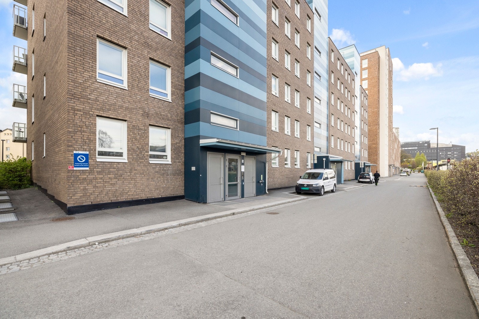 Fra utgangsdøren har du kort vei til alle fasiliteter, med både kollektiv og kjøpesenter like i nærheten Galleribilde