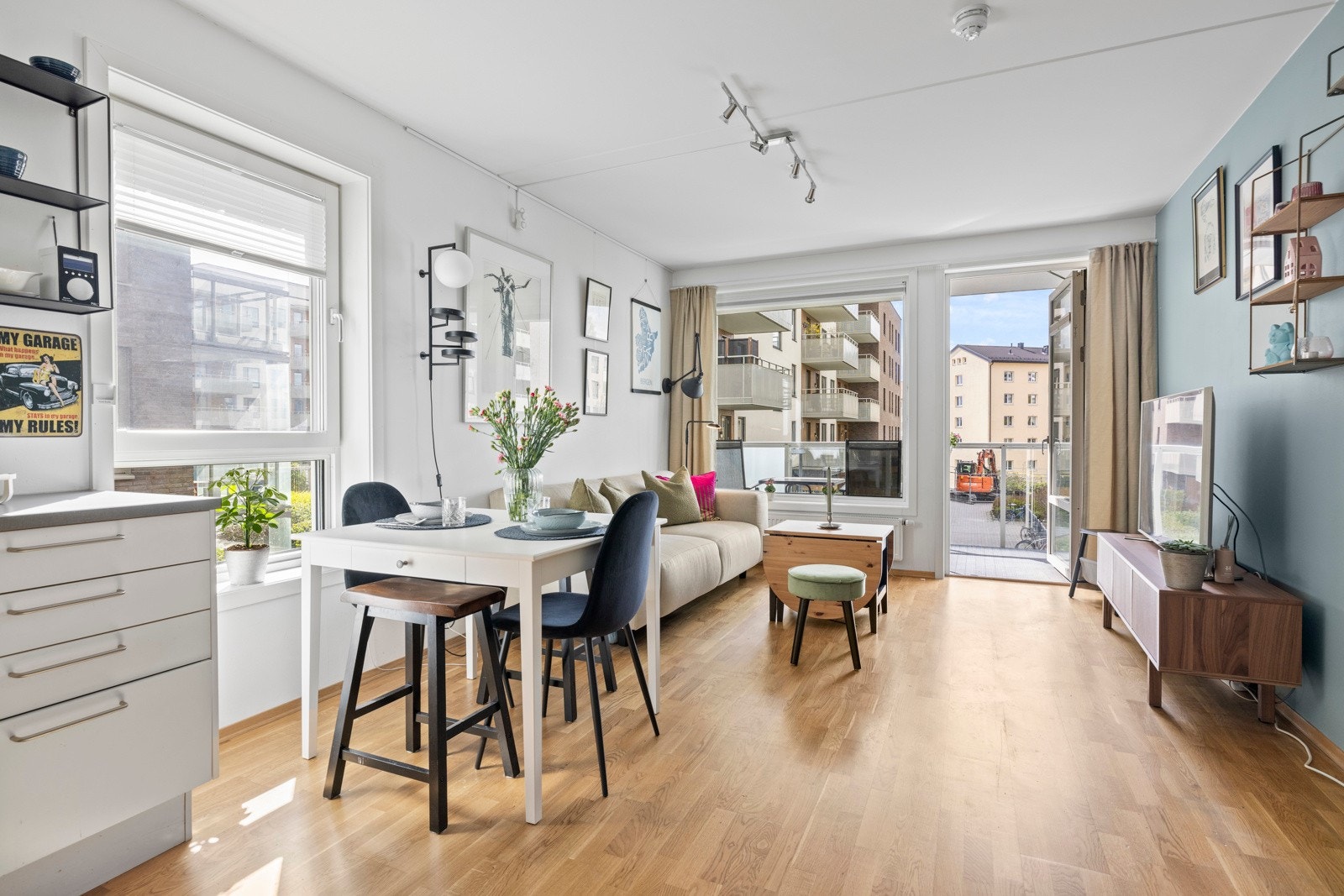 Lys inn fra tre sider i stuen Galleribilde