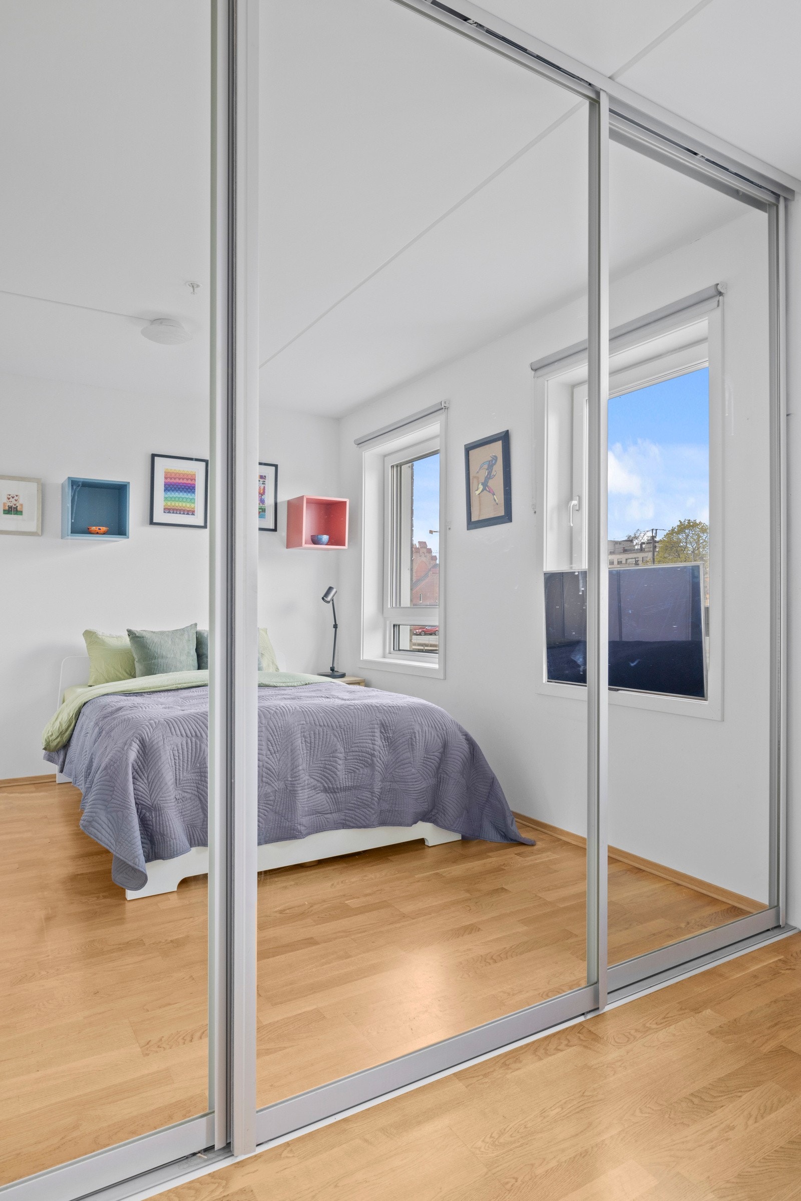 Soverommet har også en skydørsgarderobe med speilfronter for en effektiv og ryddig innredning Galleribilde