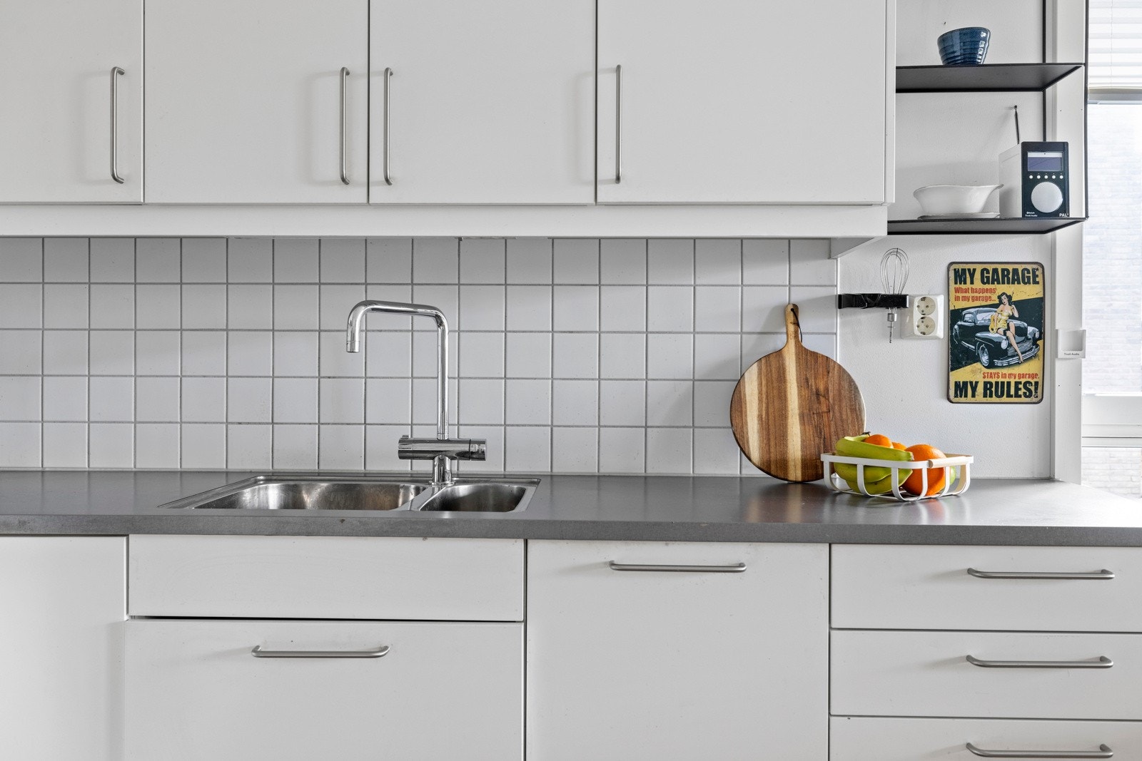 Kjøkkenet har en funksjonell innredning med slette fronter og en slitesterk benkeplate i laminat Galleribilde