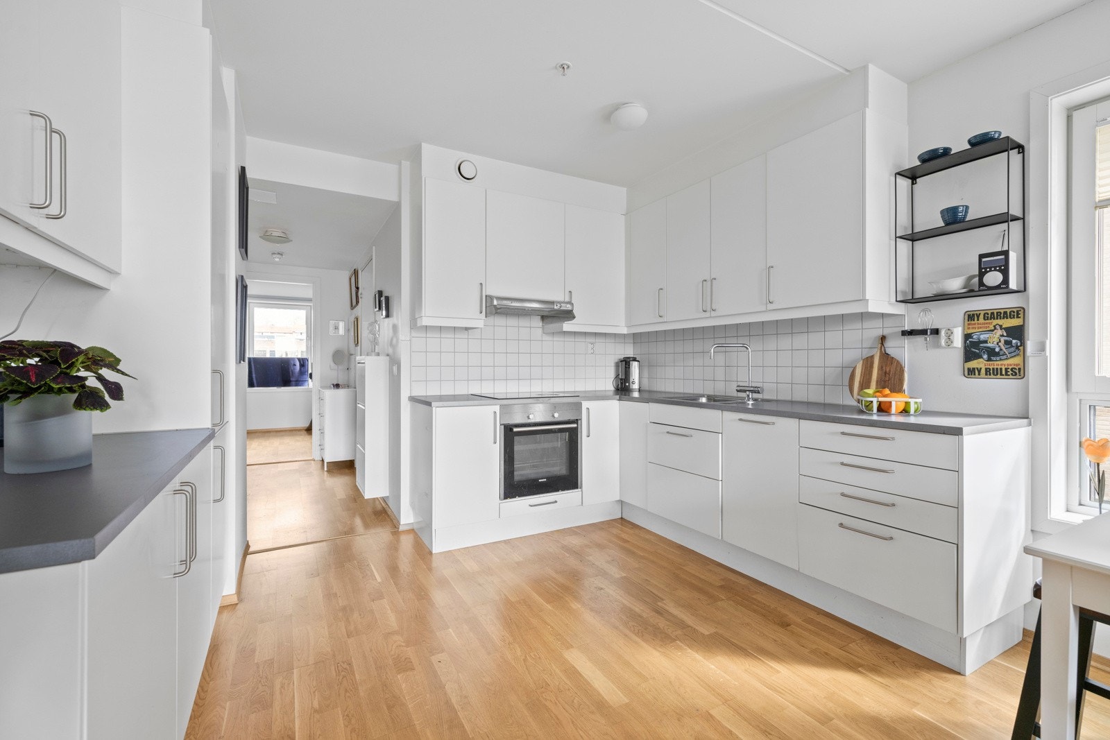 På kjøkkenet er hvitevarene er integrerte og inkluderer platetopp, komfyr, oppvaskmaskin og kjøl/frys Galleribilde