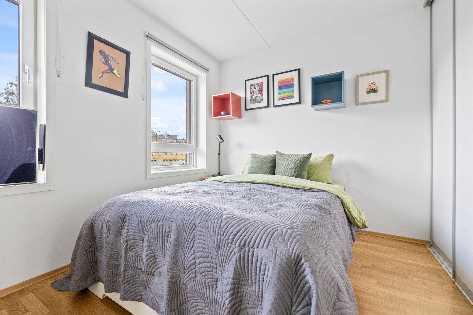 Soverommet er lyst og trivelig, med 2 store vinduer som slipper inn naturlig dagslys Galleribilde