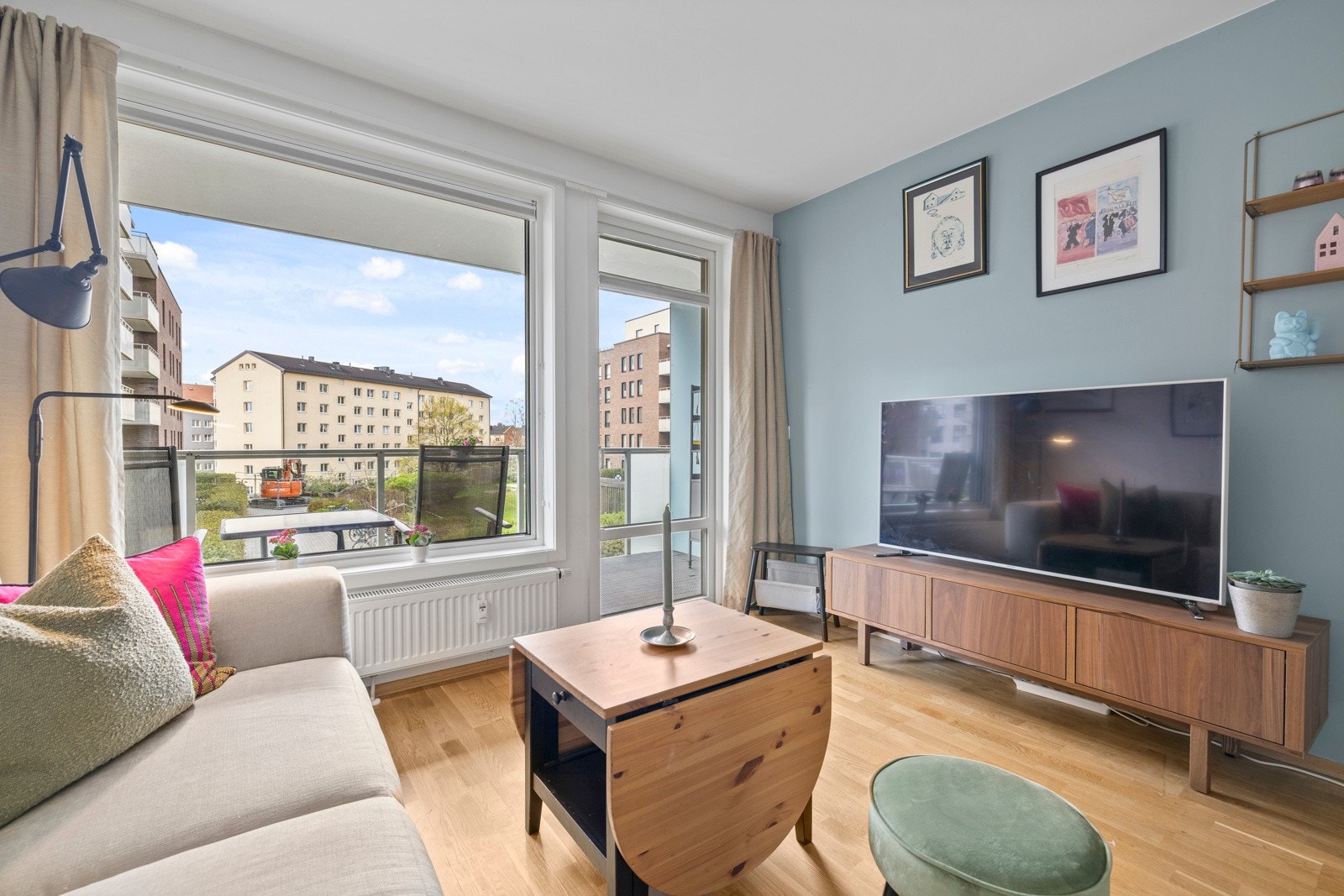 Store vinduer gir godt med lys og skaper en behagelig atmosfære Galleribilde