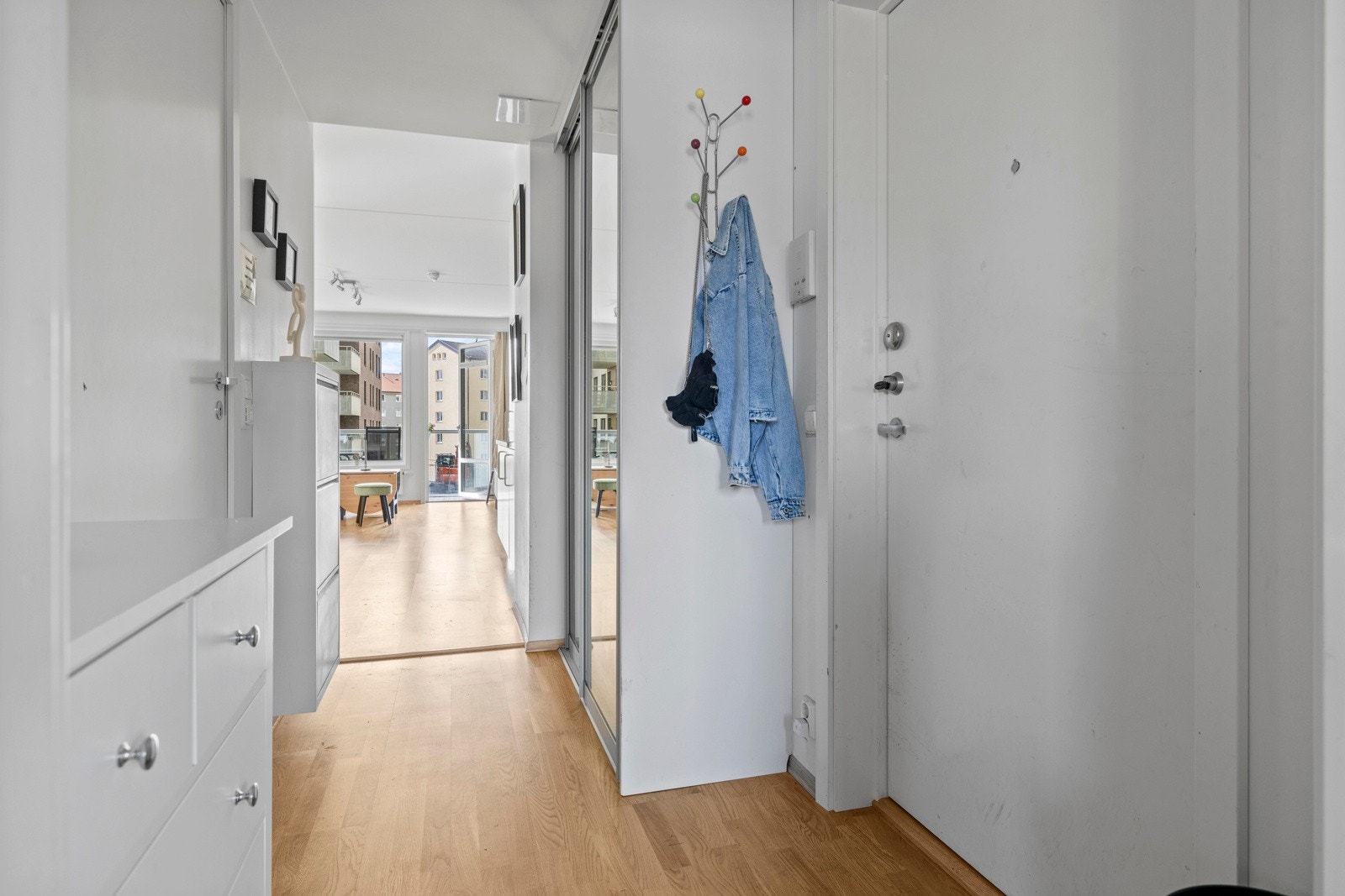 Her får du et varmt og lyst førsteinntrykk av boligen Galleribilde