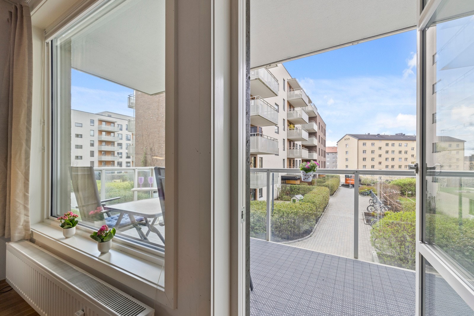 Fra stuen har du direkte utgang til en sydvendt balkong på ca. 10 m² Galleribilde