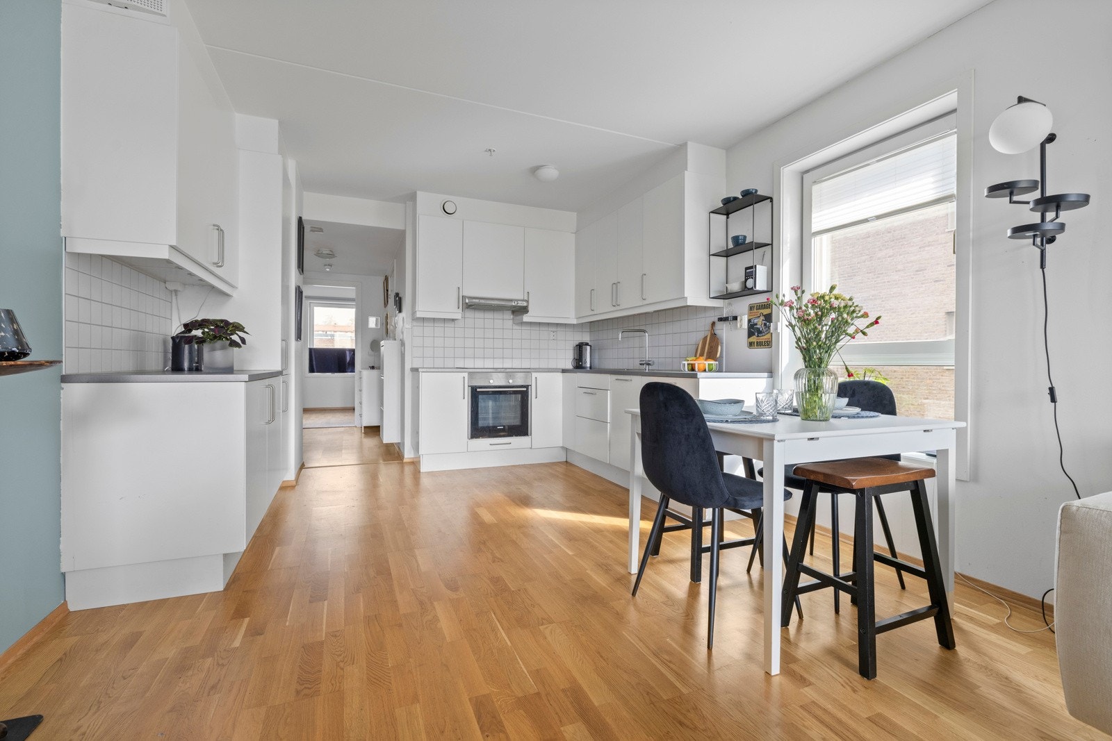 Ved vinduet er det plass til en koselige spisegruppe Galleribilde