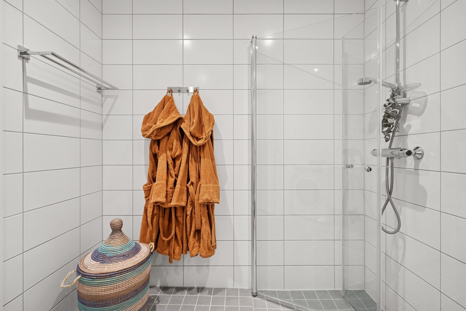 Dusjsone med innfelbare dører i herdet glass. Galleribilde