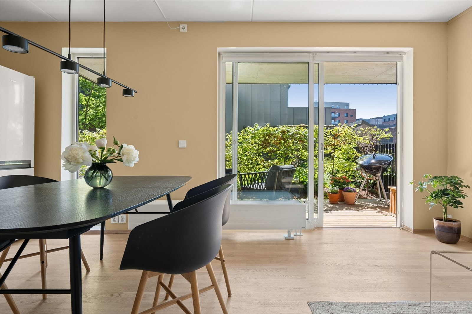 Stuen har rikelig med lys og utsyn til boligens markterrasse. Galleribilde