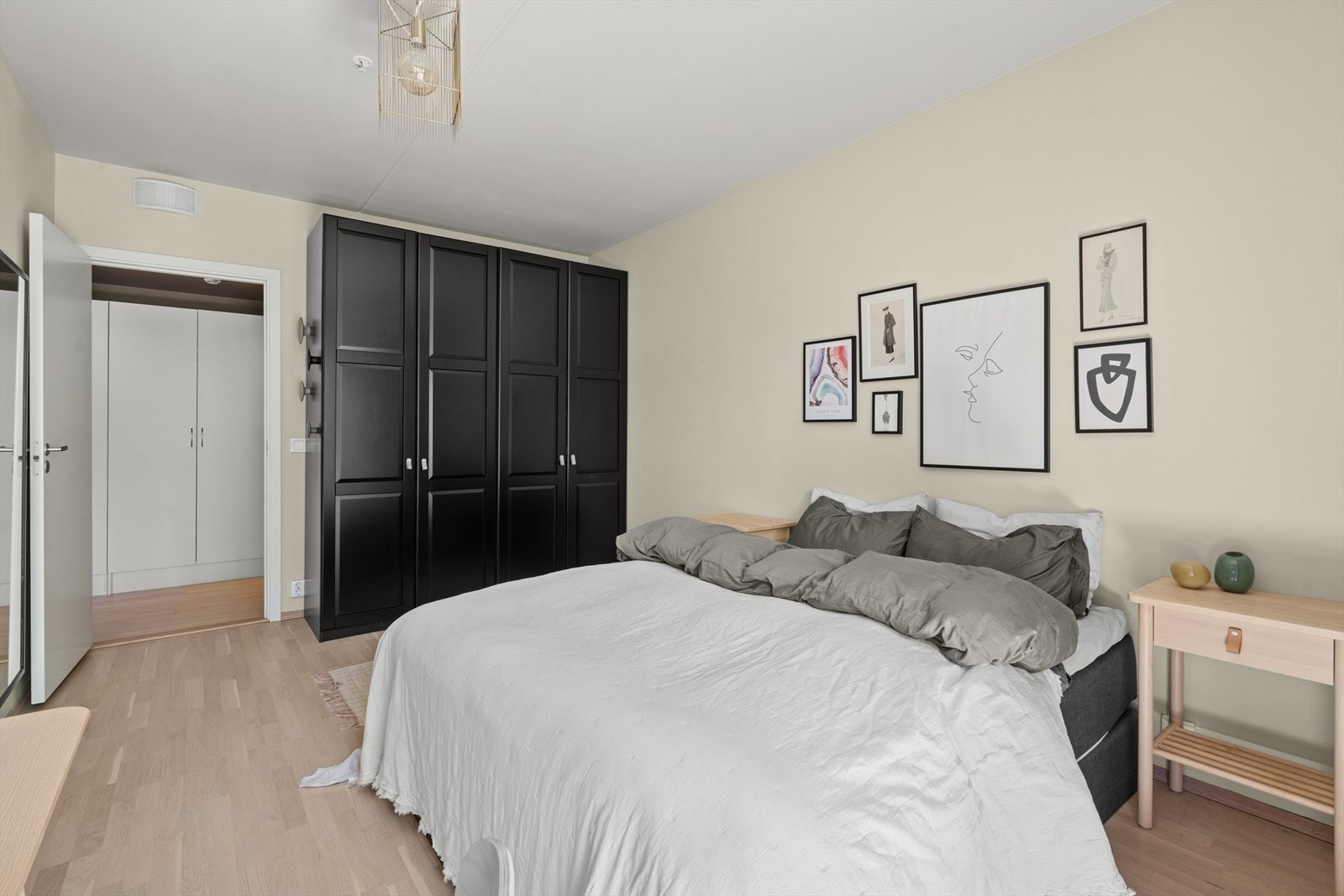 I det største soverommet er det plass for bred seng med tilhørende møblement og stort garderobeskap. Galleribilde