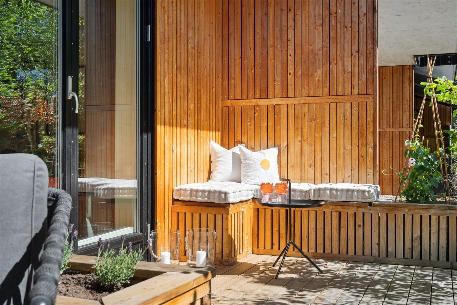 Det er plass til sittegrupper, grill, parasoll, grokasser og beplantning. Uteplassen fungerer som en forlengelse av stuen på både vår-, sommer- og lange høstdager. Galleribilde