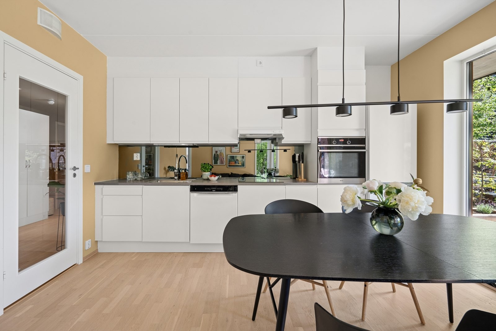 Moderne kjøkken fra Aubo med slette hvite fronter. Galleribilde