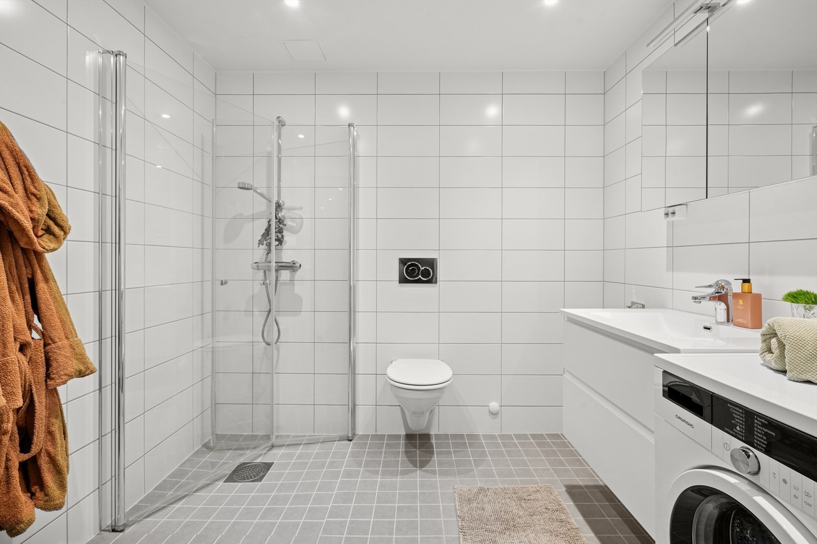 Delikat flislagt bad med varme i gulv og downlights i tak. Galleribilde