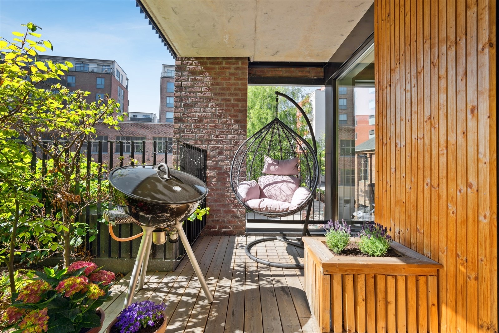 På sommerstid er det svært gode solforhold fra ca. 12:00 til 20:00. Galleribilde