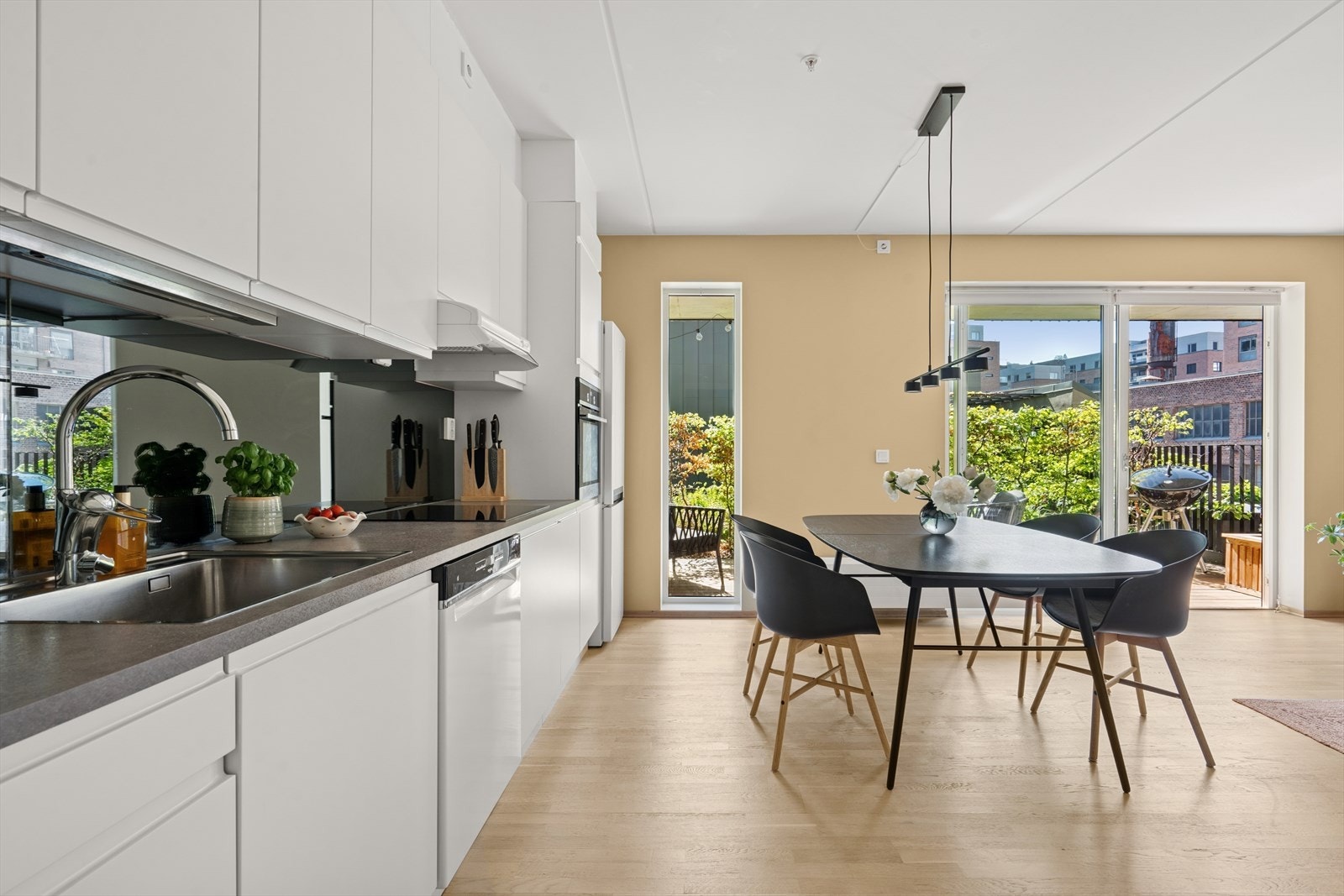 Det er montert oppvaskmaskin (fra 2023) og automatisk vannstopper, samt komfyrvakt. Galleribilde