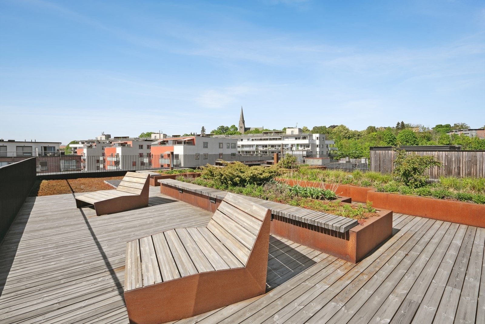 Ta heisen opp til en stor felles takterrasse med fantastisk utsikt over byen. Galleribilde