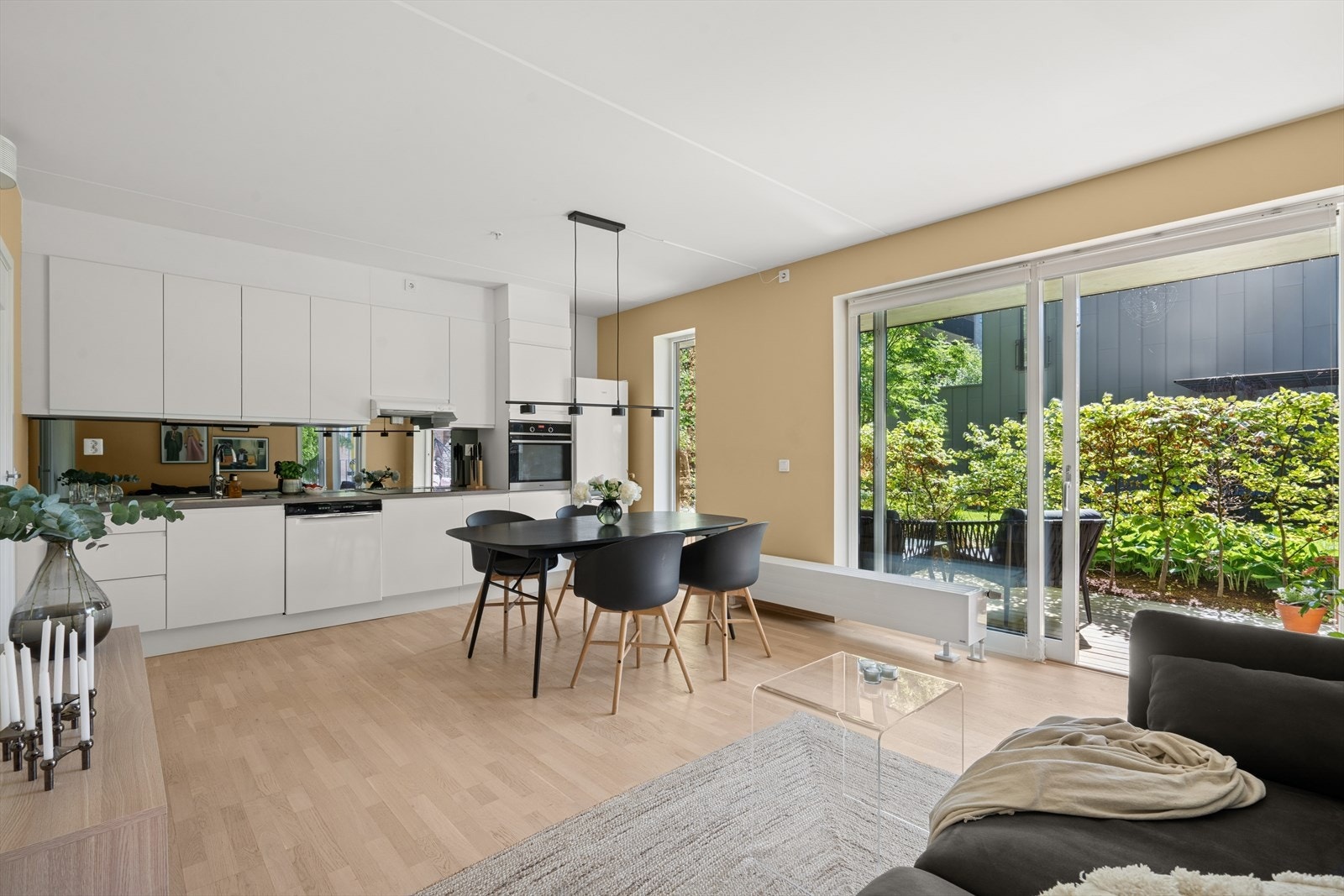 Flotte lysforhold og en herlig romfølelse med store vinduer og utgangsdør til den solrike markterrassen. Galleribilde