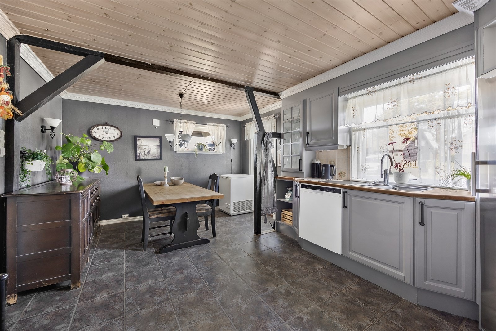 Ved spiseplassen er det utgang til eiendommen. Galleribilde