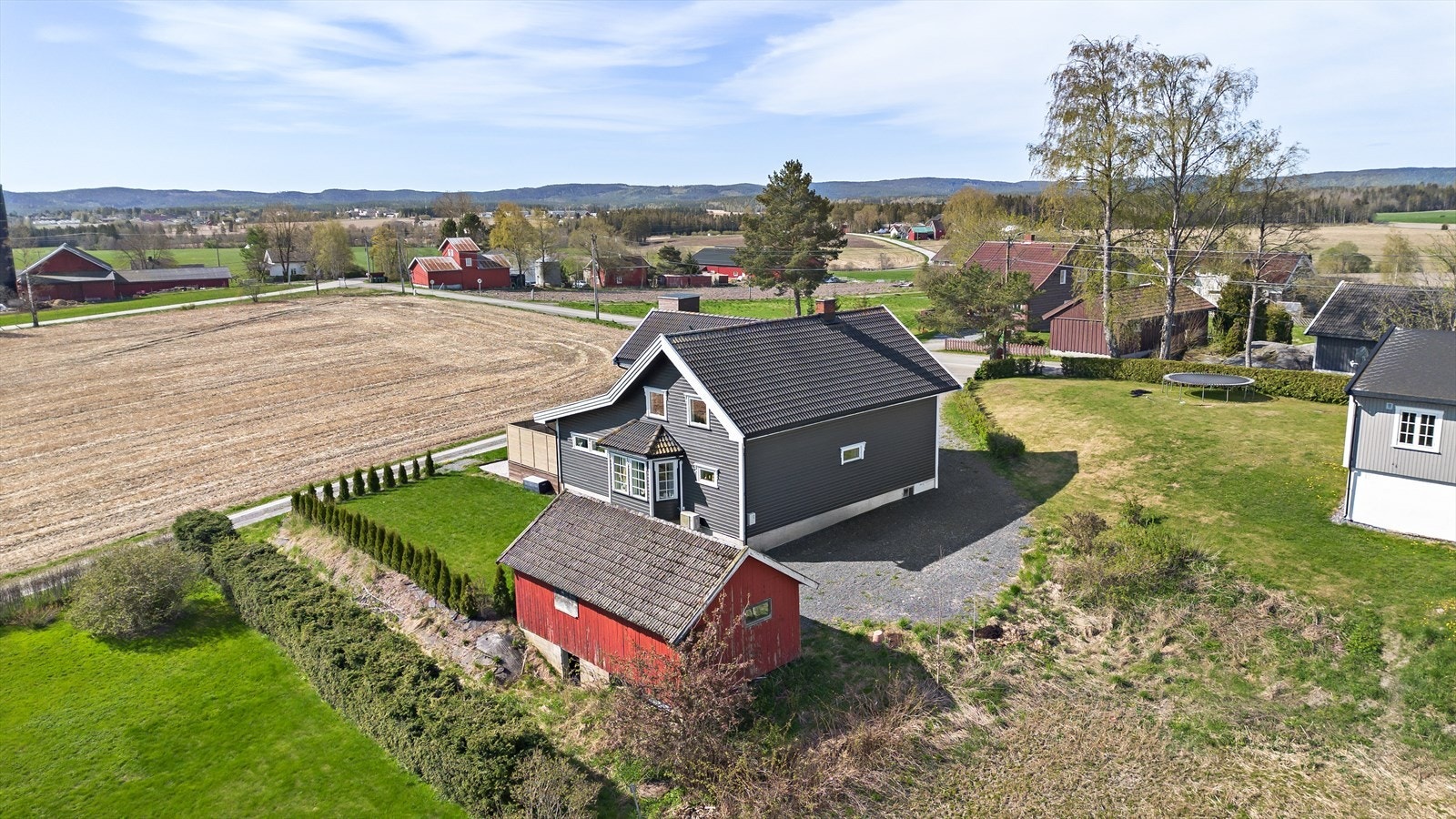 På eiendommen ligger det også et hus - med ekstra lagringsmuligheter. Galleribilde
