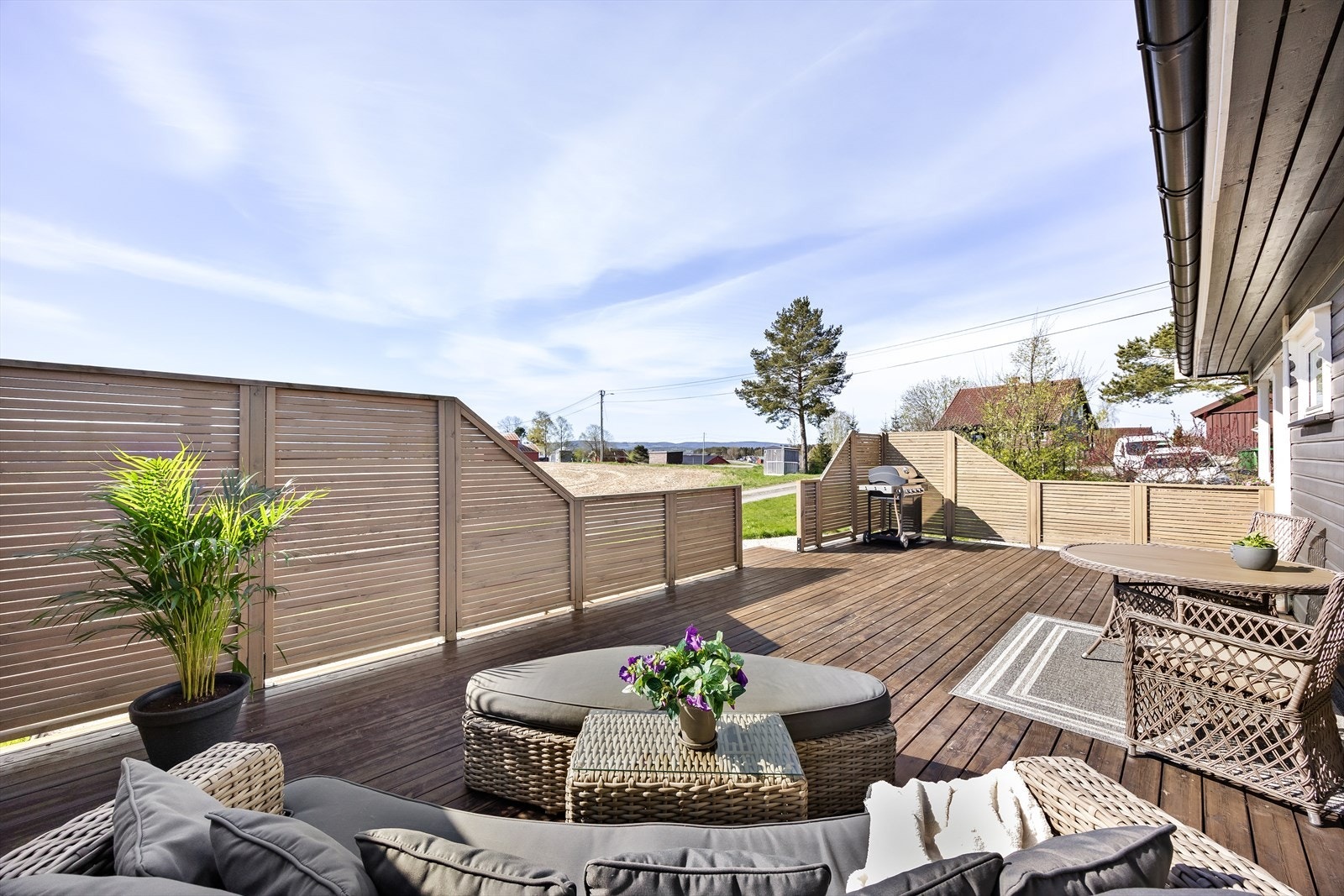 Utenfor stuen er det en stor og solrik terrasse - hvor sommerdagene kan nytes til det fulle. Galleribilde