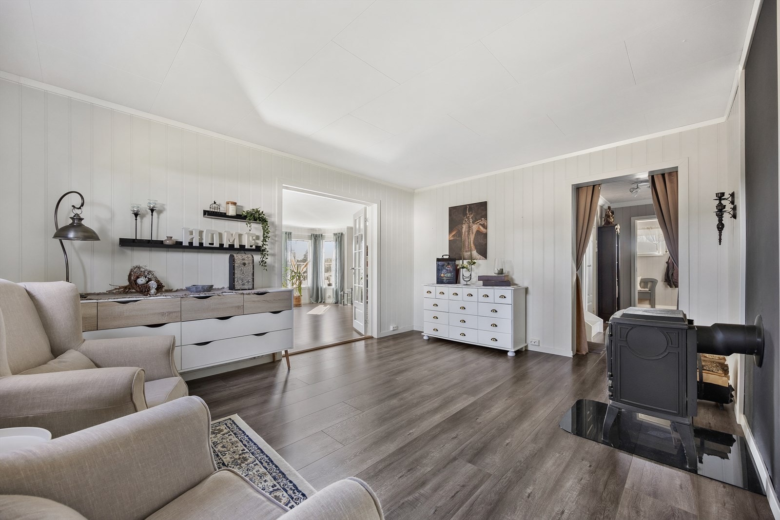 Boligen har to pene, tilstøtende stuer i første etasje. Galleribilde