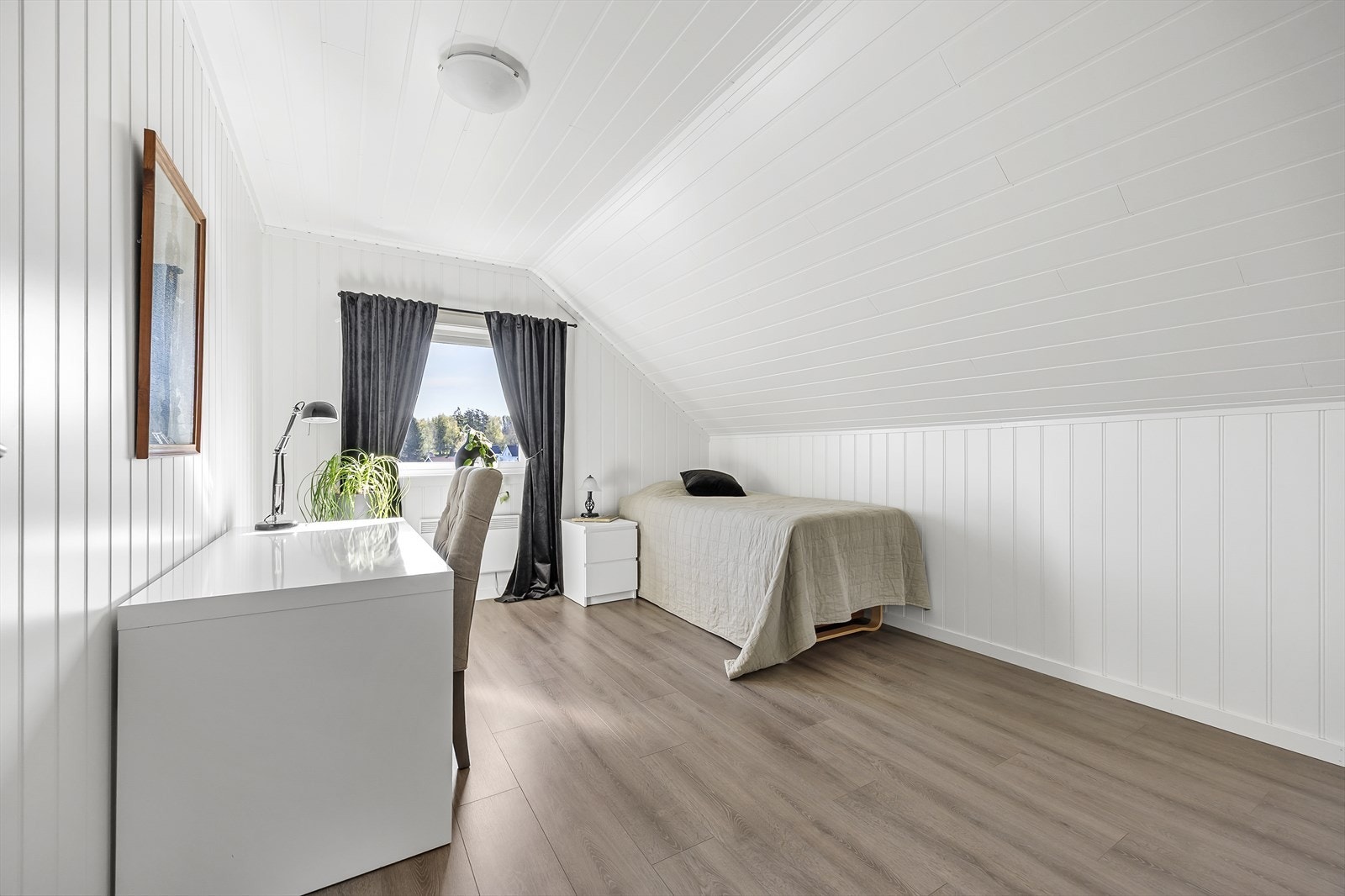 Med så mange soverom har du mange bruksmuligheter - som kontor, walk-in closet eller ekstra stue. Galleribilde