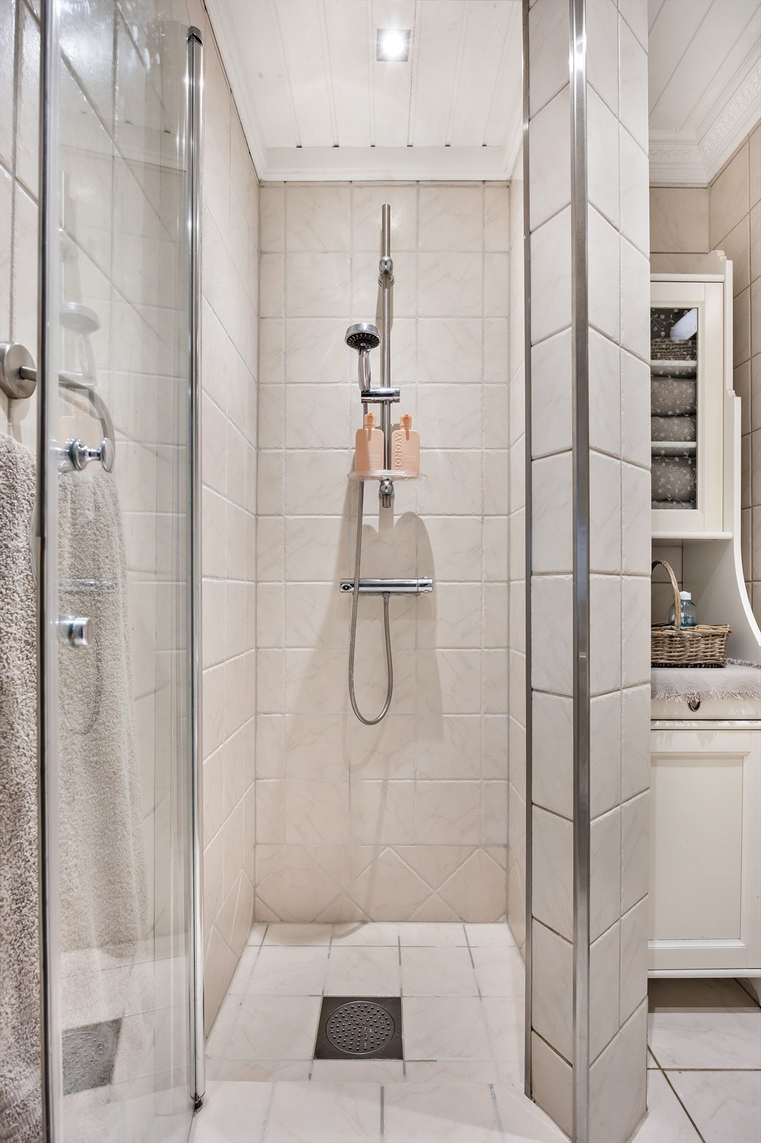 Videre er det gulvmontert toalett og dusjnisje med svingbar dør. Galleribilde