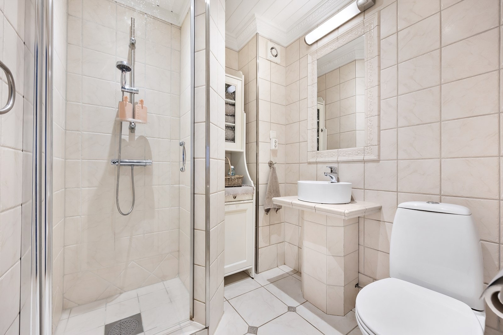 Det helflisede og delikate badet ligger i første etasje og har lun gulvvarme. Galleribilde