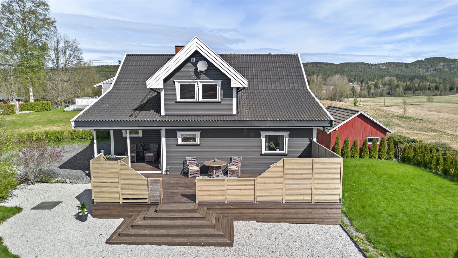 Boligen har en solrik beliggenhet og er omkranset av flott natur. Galleribilde
