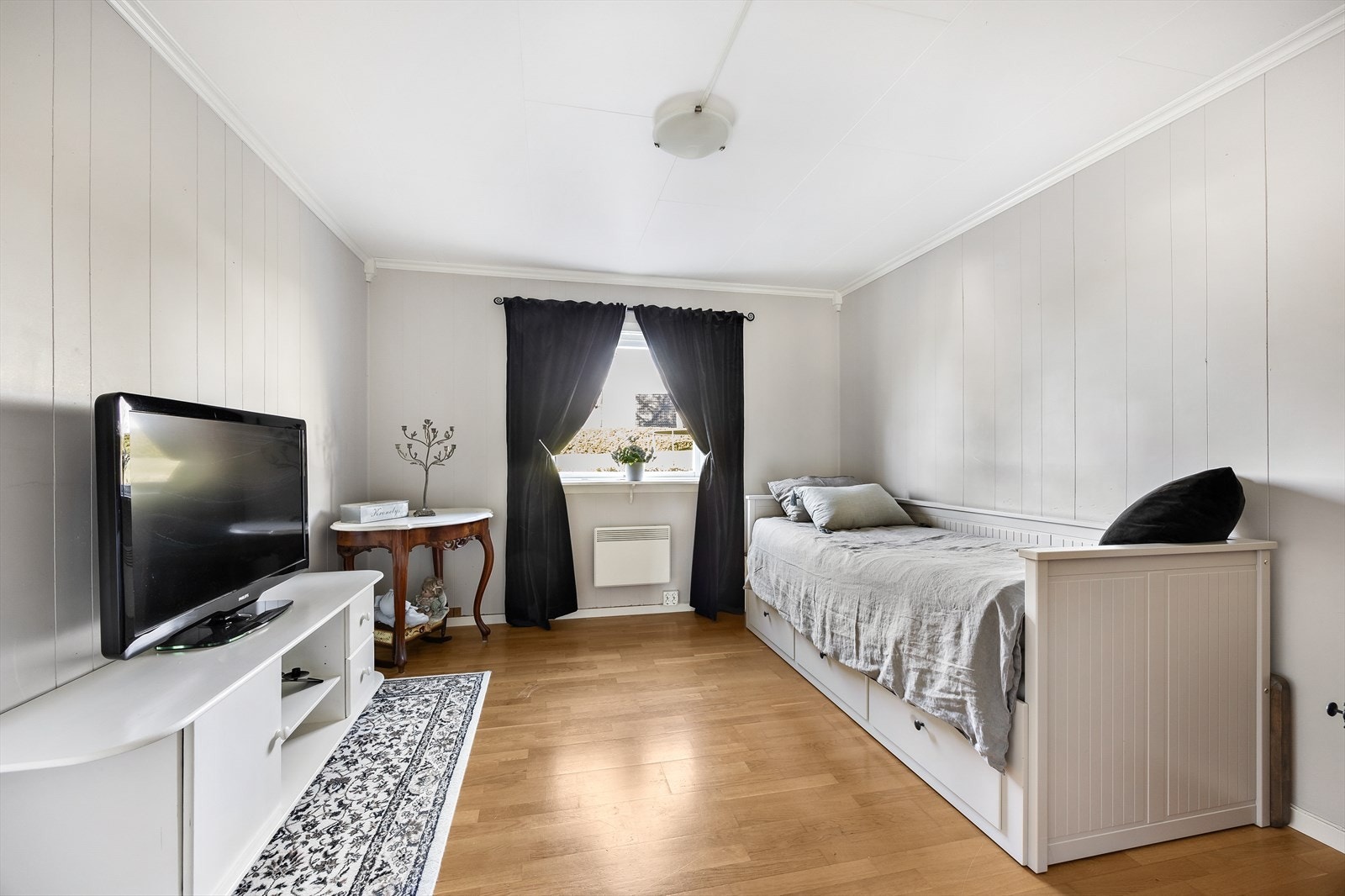 Boligen har hele fem soverom - hvorav dette ligger i første etasje. Galleribilde