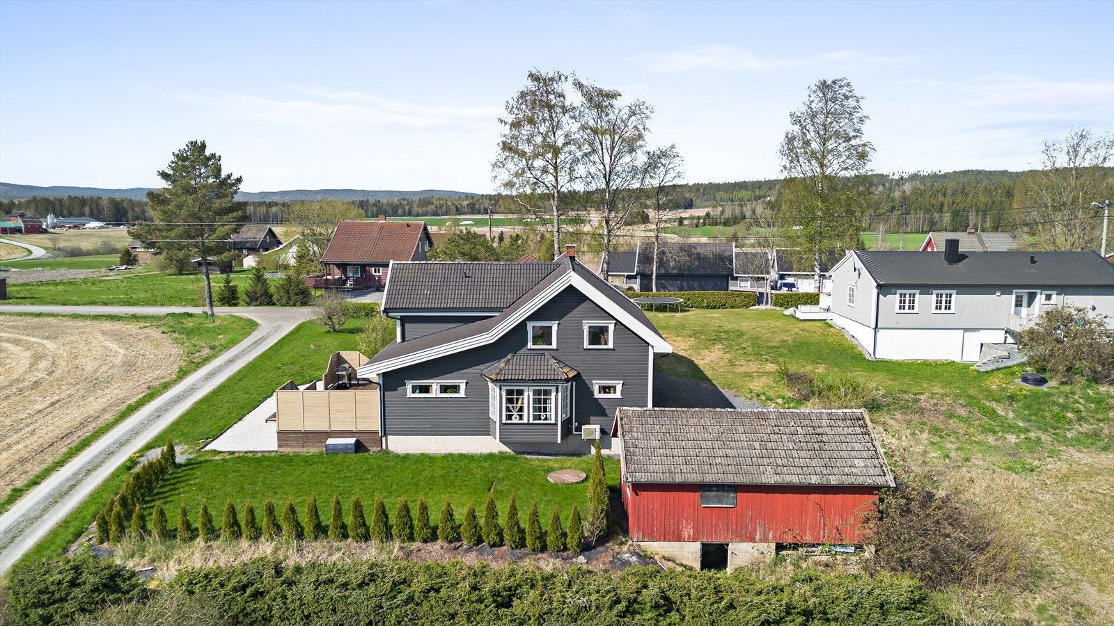 Fra eiendommen er det ca.3,6 km til sentrum av Aursmoen hvor du finner daglige servicetilbud, skoler og barnehager. Galleribilde