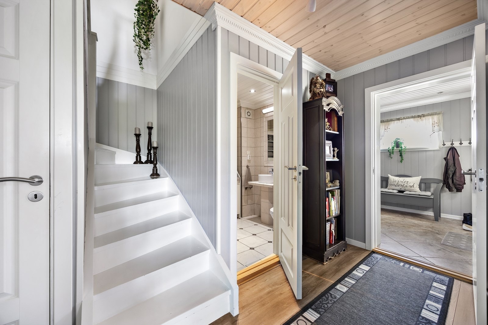 Fra mellomgangen fører et hvitmalt trappeløp opp til andre etasje. Galleribilde