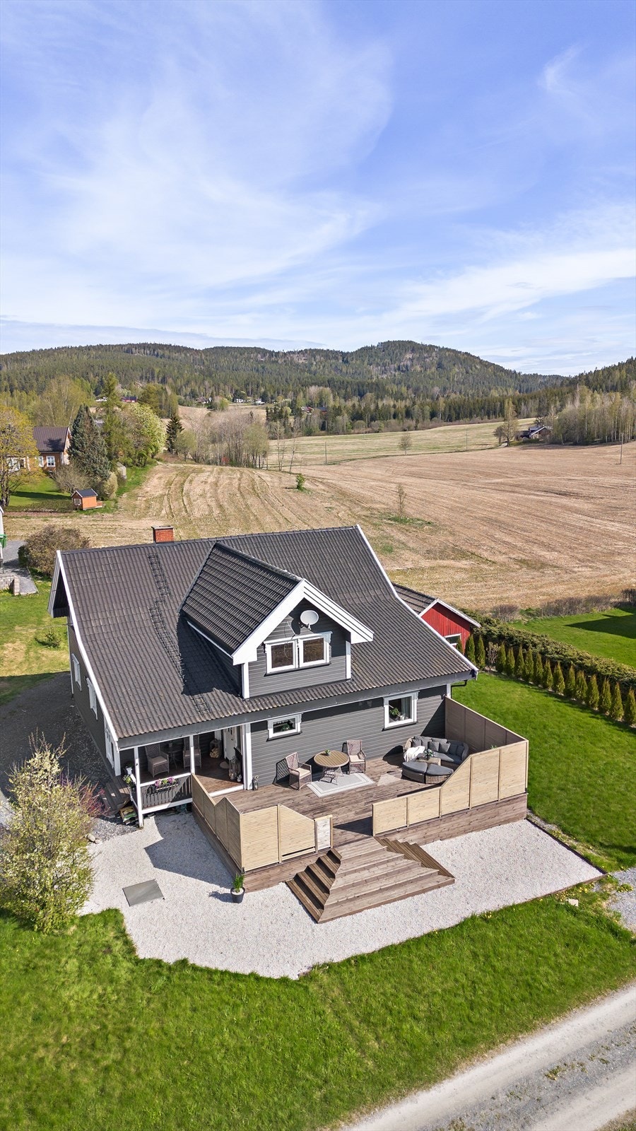 Det er kort vei ut til flotte turområder sommer som vinter. Galleribilde