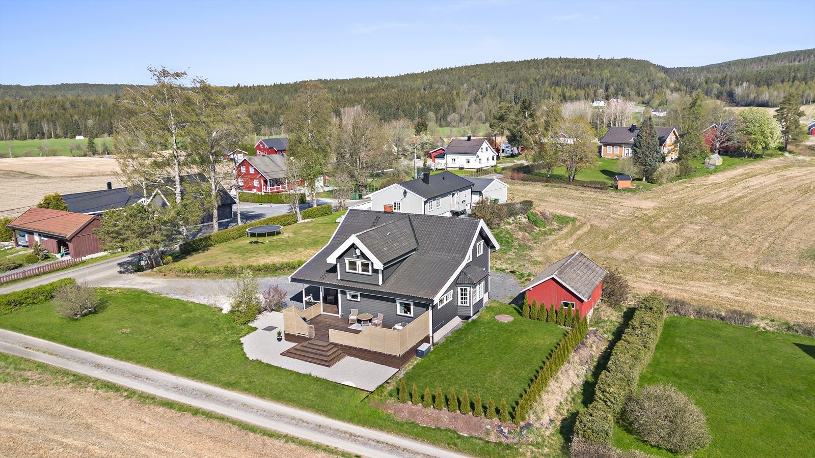 Fra eiendommen er det ca. 15 km til Blaker stasjon, hvor du finner togmuligheter - ca. 20 km til Fetsund. Og til Bjørkelangen er det ca. 15 km. Galleribilde