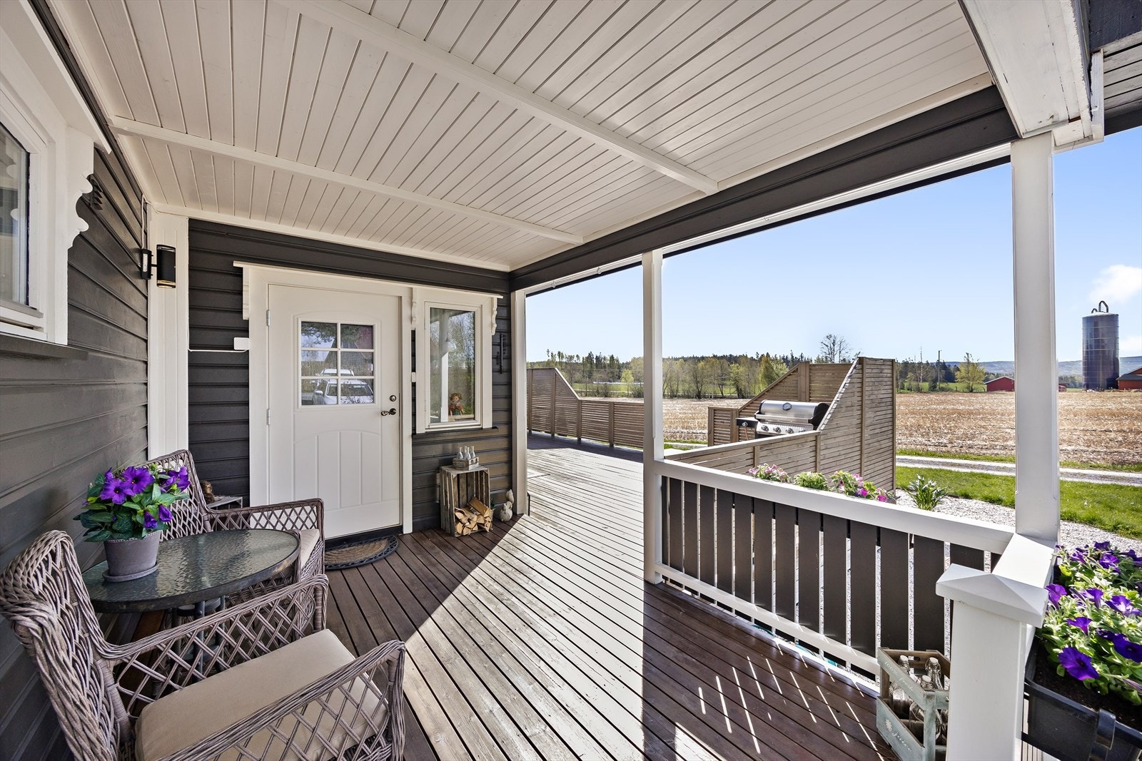 Det overbygde inngangspartiet er i forbindelse med terrassen og har god plass til utemøblement. Galleribilde
