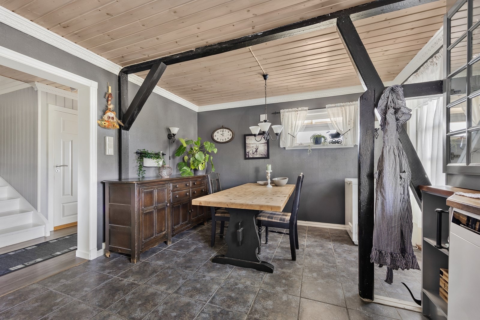 Gulvet er flislagt og i taket er det sortmalte trebjelker som gir et sjarmerende og rustikt preg. Galleribilde