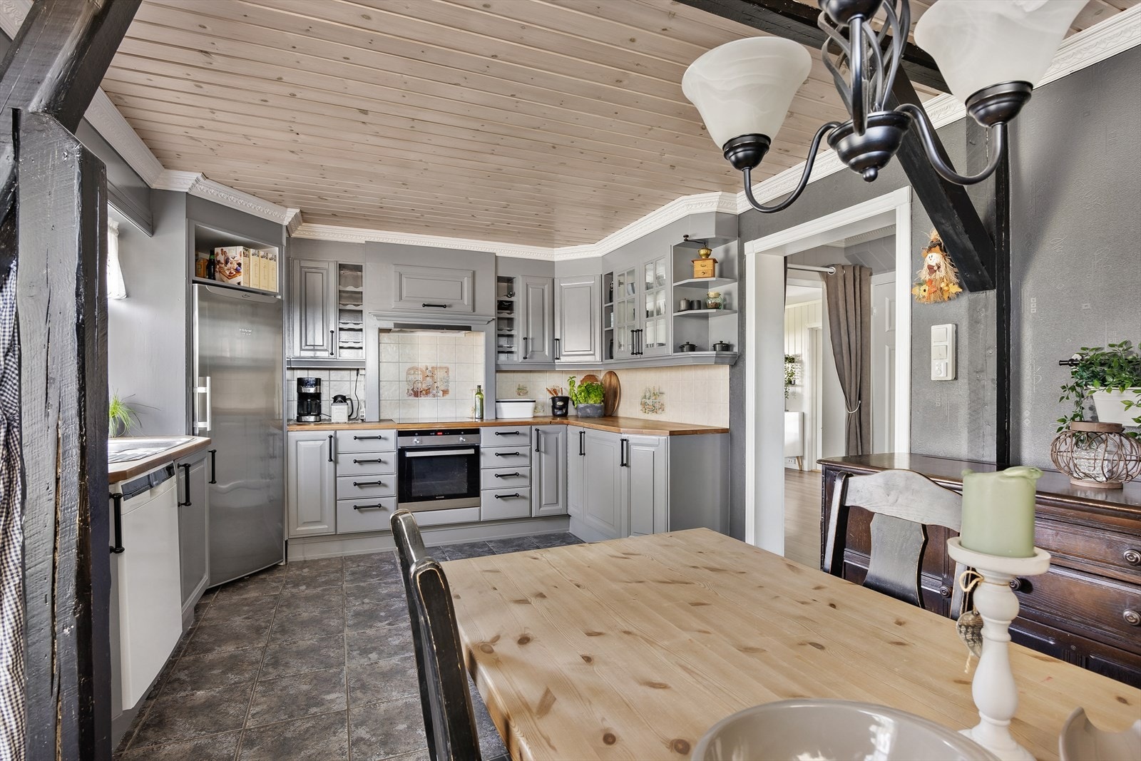 Av hvitevarer er platetopp og stekeovn integrert i innredningen. Det er nisje til kjøleskap og opplegg for oppvaskmaskin. Galleribilde