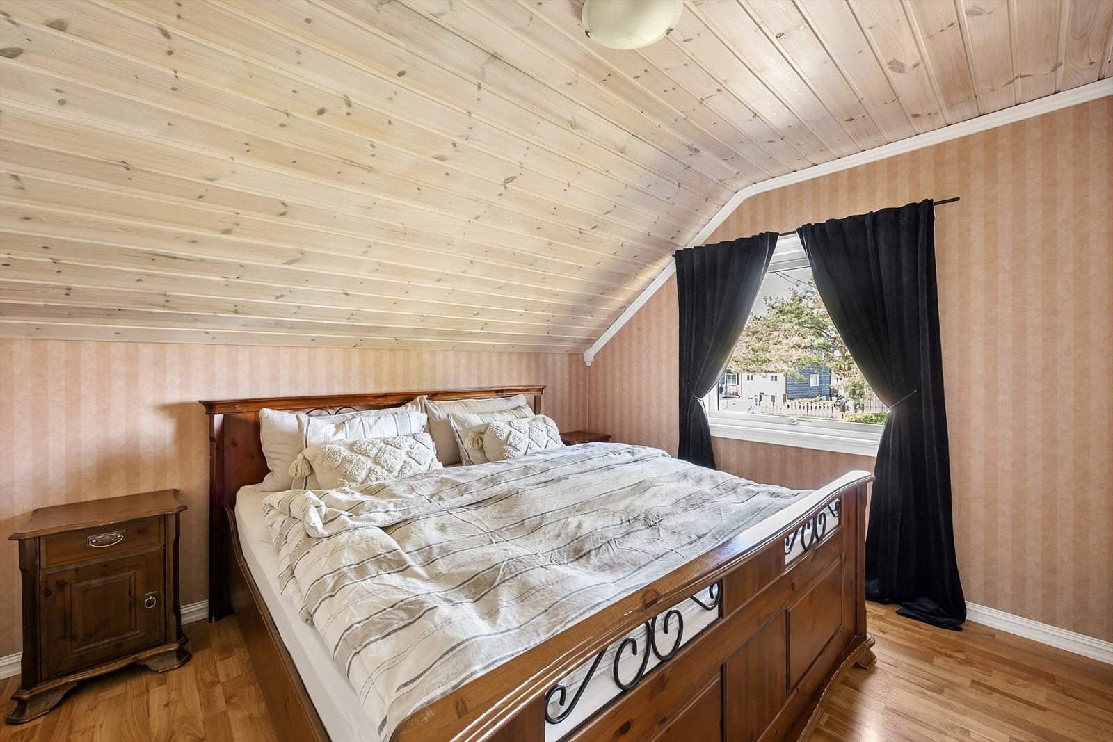 På hovedsoverommet er det plass til dobbeltseng og tilhørende møblement. Galleribilde