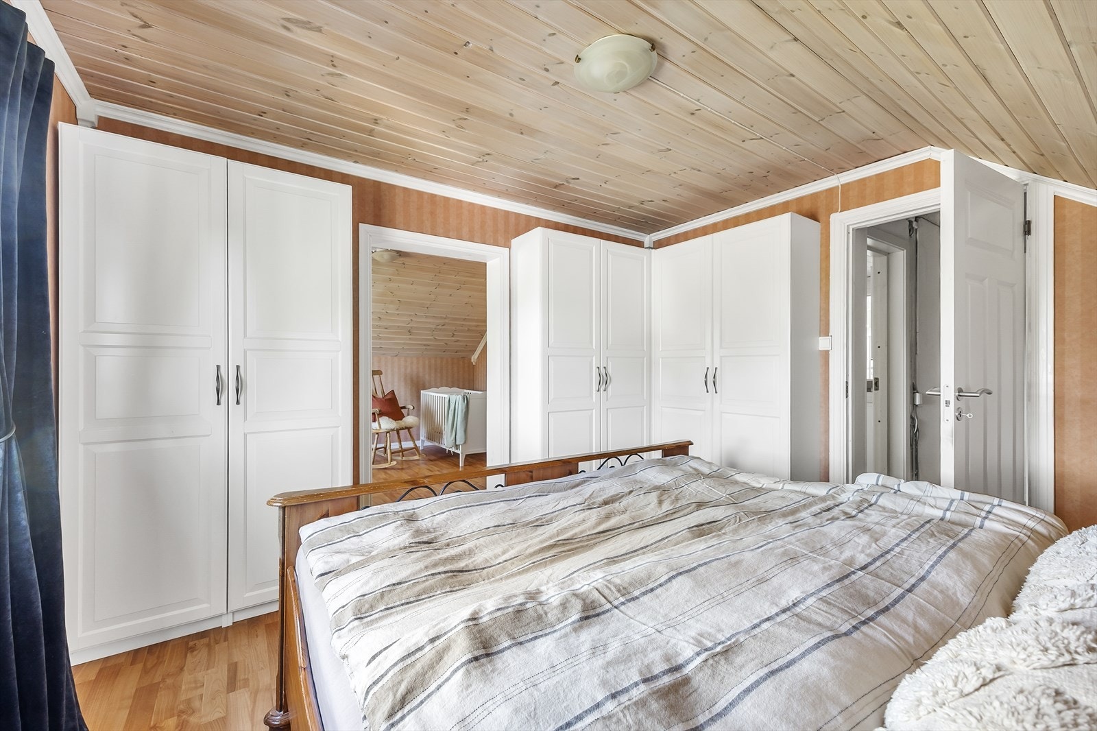 Rommet har godt med oppbevaringsplass i to hvite garderobeskap og et hjørneskap. Galleribilde