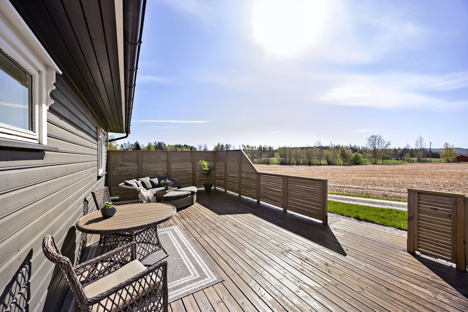 Fra terrassen er det utsikt til vakkert åkerlandskap. Galleribilde