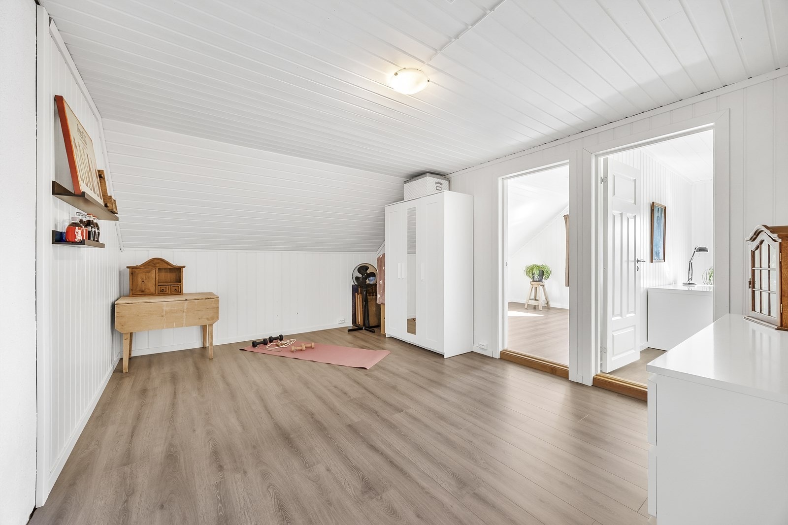 I andre etasje finnes det en denne lyse og tiltalende loftstuen, samt 4 soverom og et påbegynt bad på ca. 15 kvm. Galleribilde