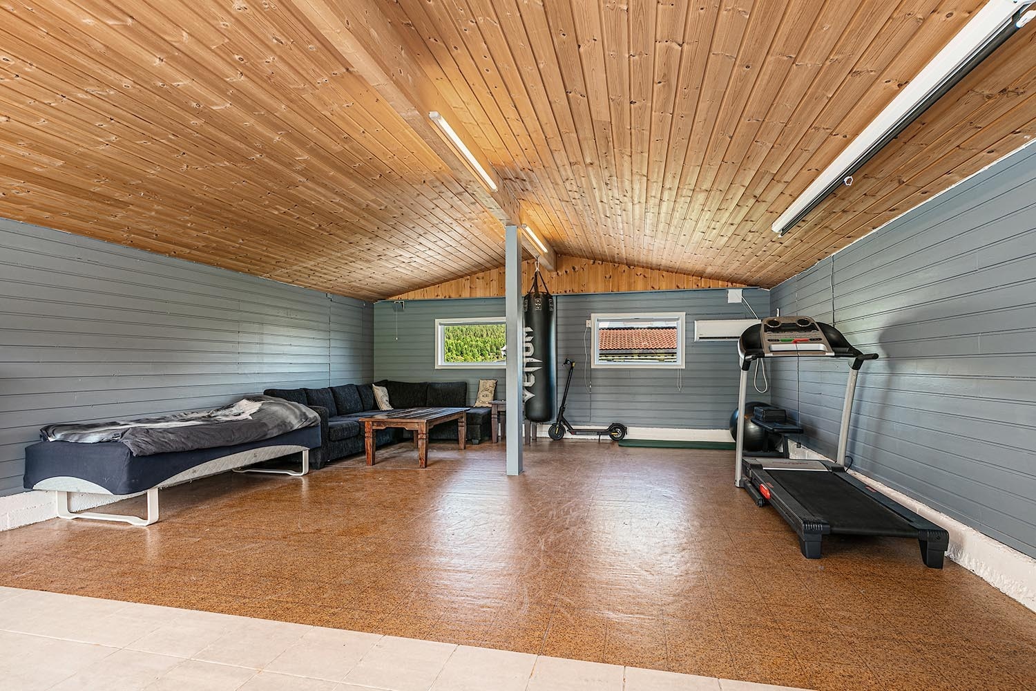 Stort garasjebygg som er delvis innredet Galleribilde