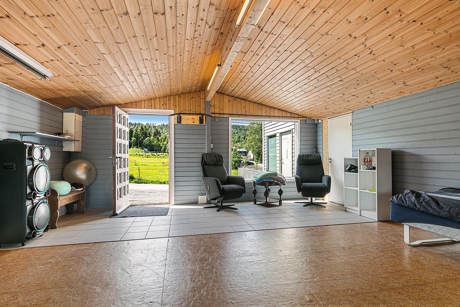 Stort garasjebygg som er delvis innredet Galleribilde