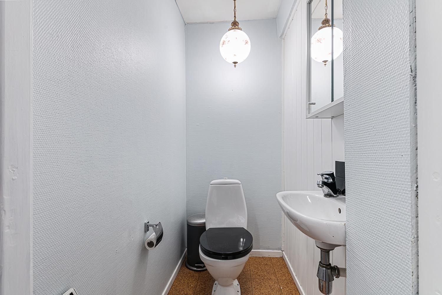 Stort garasjebygg med kjøkken og bad som har blitt benyttet i forbindelse med tidligere verkstedsdrift (ikke utleiedel) Galleribilde