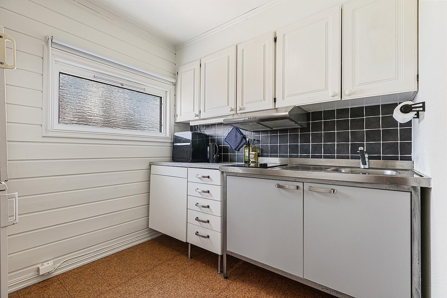 Stort garasjebygg med kjøkken og bad som har blitt benyttet i forbindelse med tidligere verkstedsdrift (ikke utleiedel) Galleribilde