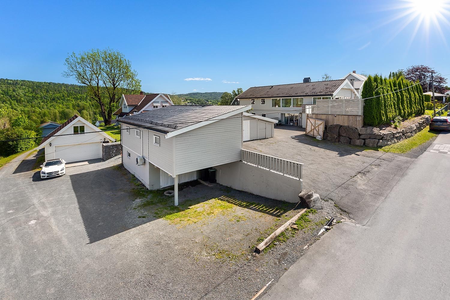 Stort garasjebygg som er delvis innredet Galleribilde