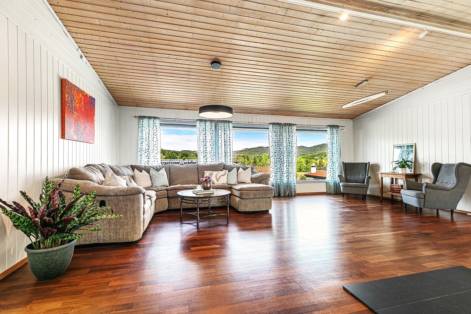 Stor stue med fin utsikt og utgang til hagestue, terrasse og bassengområdet Galleribilde