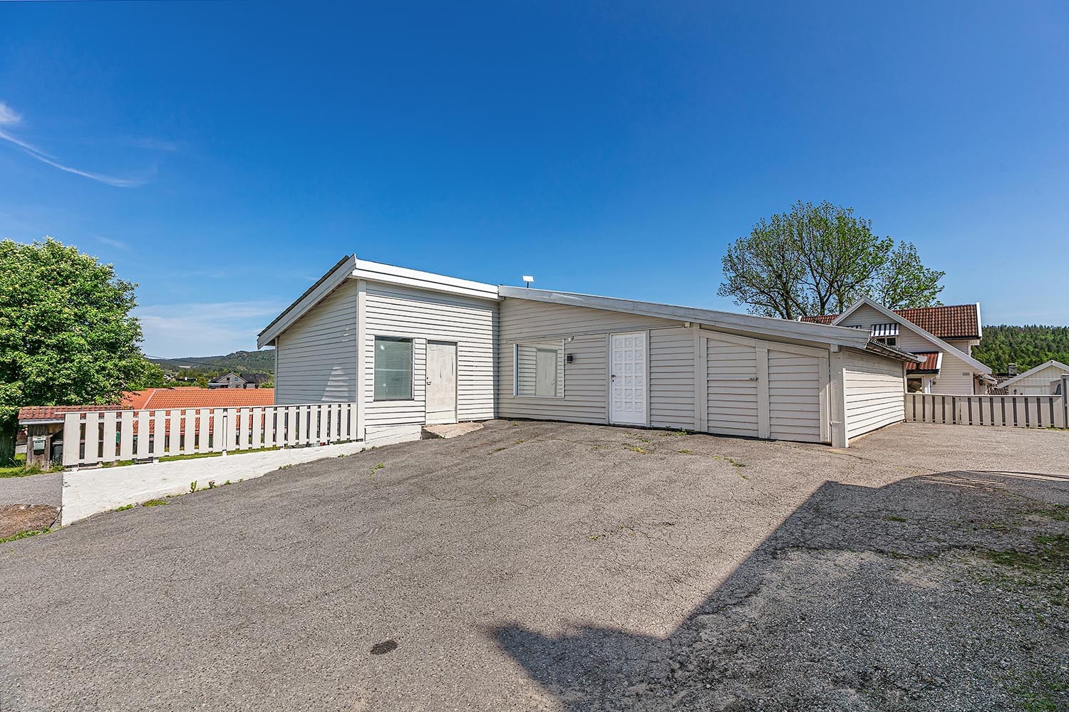 Stort garasjebygg som er delvis innredet Galleribilde