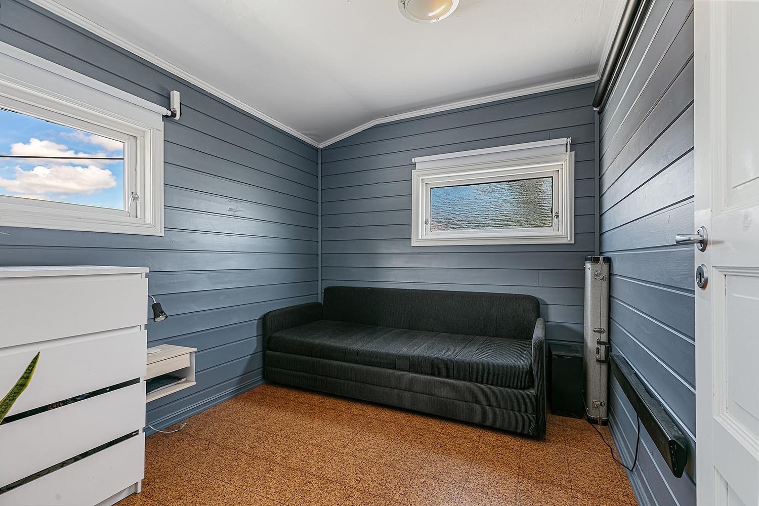 Stort garasjebygg med kjøkken og bad som har blitt benyttet i forbindelse med tidligere verkstedsdrift (ikke utleiedel) Galleribilde