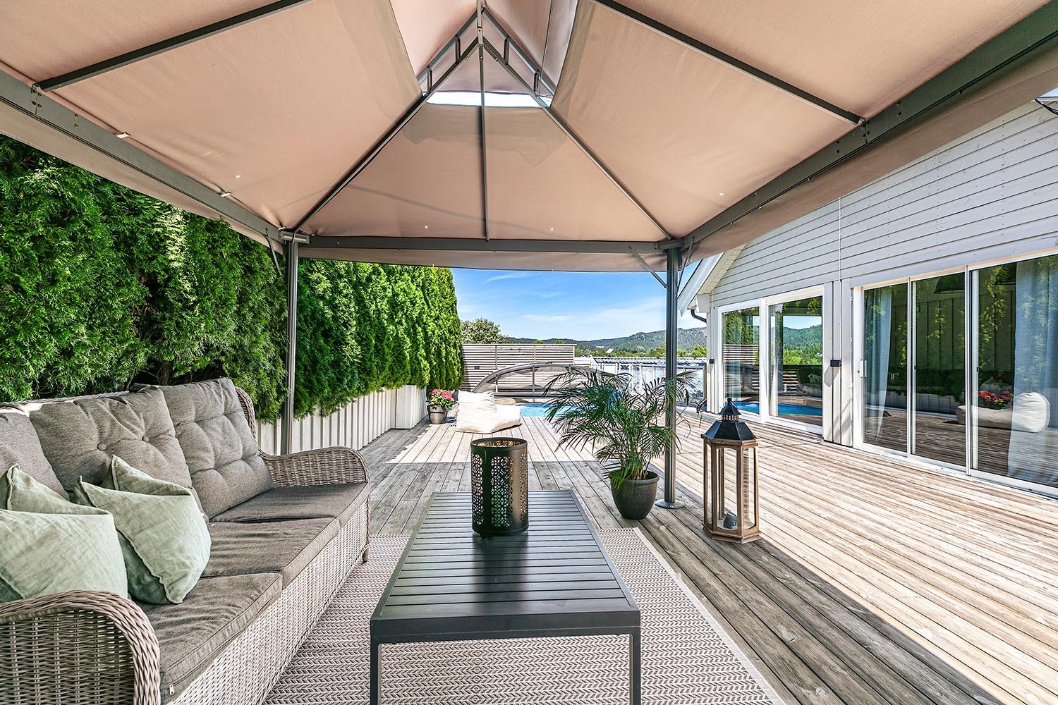 Stor solrik terrasse / Svømmebasseng Galleribilde